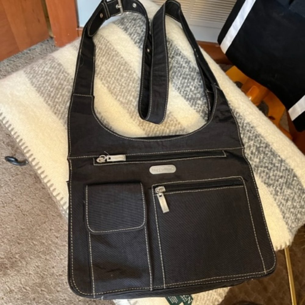 Baggallini Crossbody Black Bag Multi Zipper and Compartments Super Cute